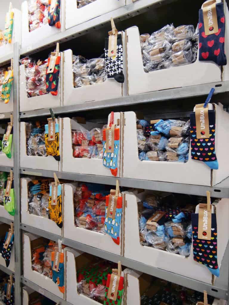 Referenzen 18 unabux lager lagerkarton kooperation socken bund regenbogen herz pinguin schaf 4